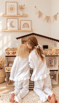 Domek dla lalek Barbie Garden Residence - 3 piętra z jasnymi meblami