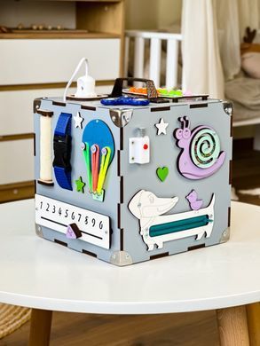 Kostki manipulacyjna szary 23x23x23 cm wykonany z drewna. Tablica aktywności dla chłopca według metody Montessori. Zabawka rozwijająca